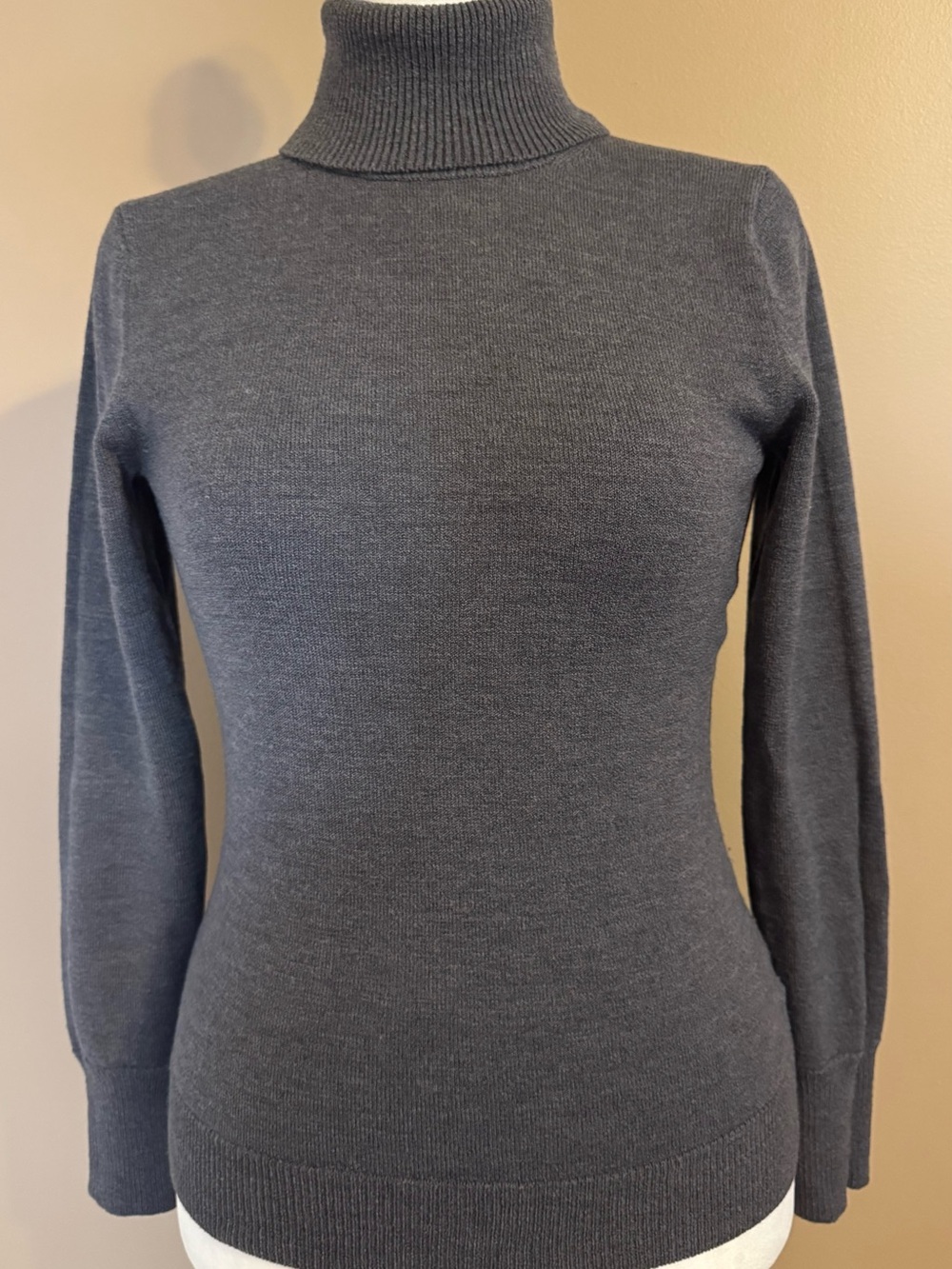 Banana Republic Fine Italian Merino Wopl Blend turtleneck, women’s Medium NWOT